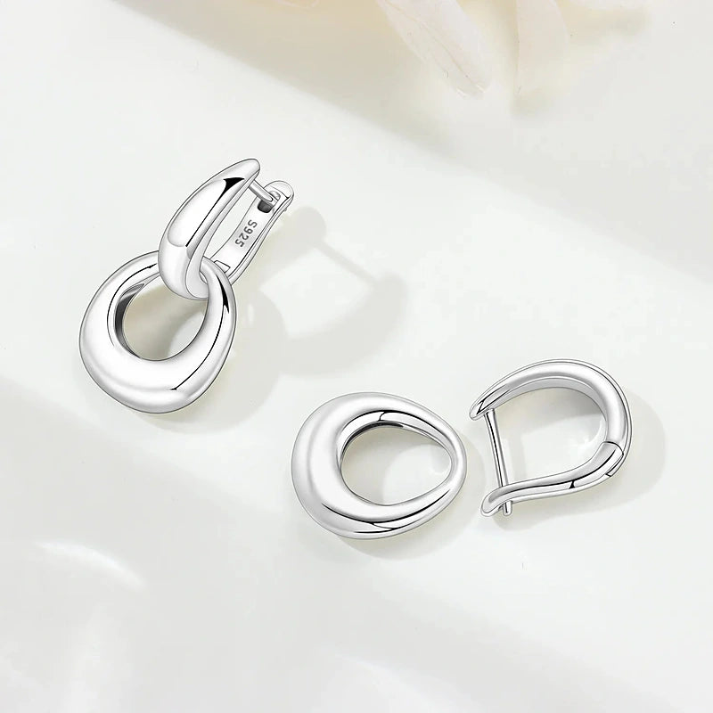 Boucles d'oreilles créoles Adrienne, la paire ouverte montrant le fermoir