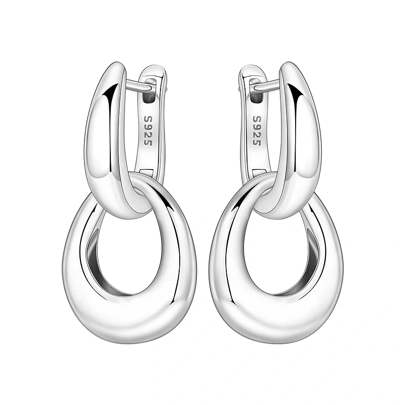 Boucles d'oreilles créoles Adrienne, la paire sur fond blanc