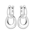 Boucles d'oreilles créoles Adrienne, la paire sur fond blanc