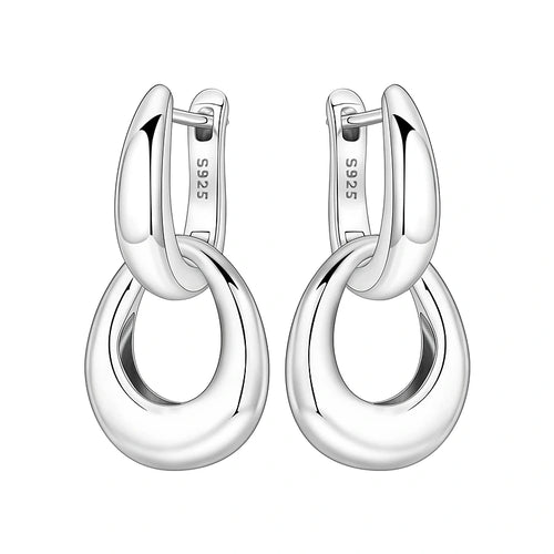 Boucles d'oreilles créoles Adrienne, la paire sur fond blanc