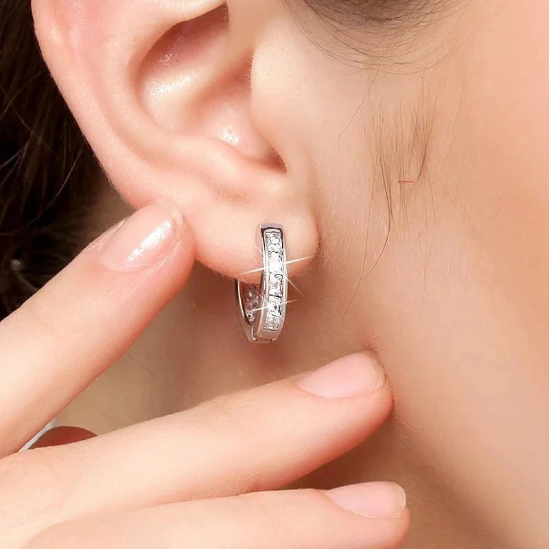 Boucles d'oreilles créoles Anouk, portées en gros plan sur l'oreille