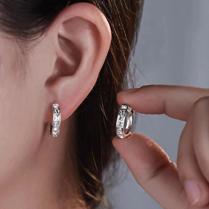 Boucles d'oreilles créoles Anouk, portées et tenues en main