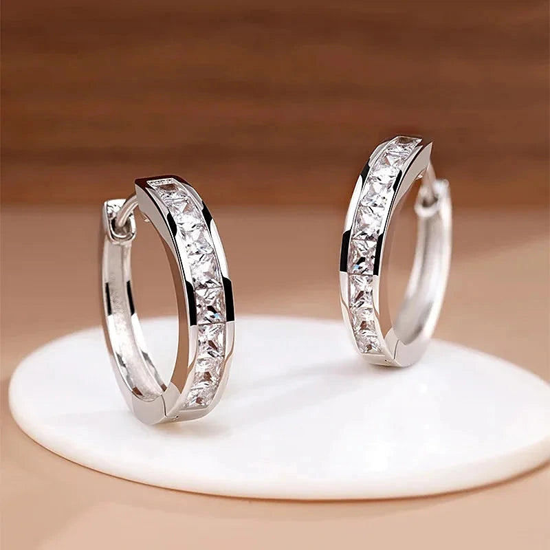 Boucles d'oreilles créoles Anouk, la paire sur fond blanc