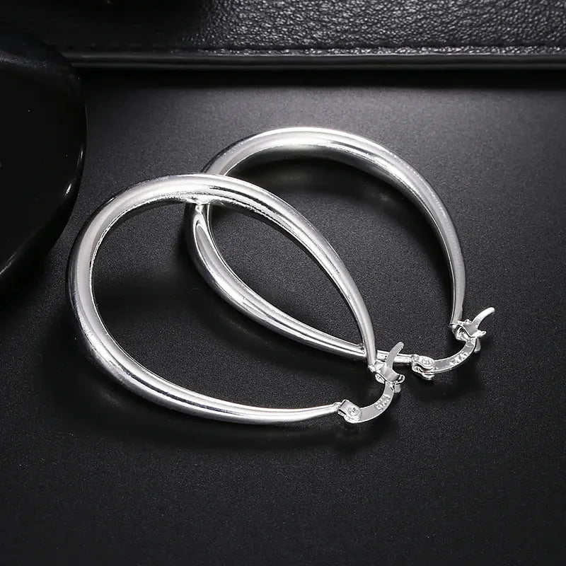 Boucles d'oreilles créoles Bérénice, détail du tube et du fermoir