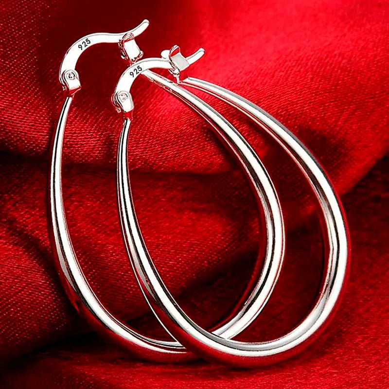 Boucles d'oreilles créoles Bérénice, les deux anneaux vus de trois quarts