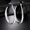 Boucles d'oreilles créoles Bérénice, la paire sur fond noir
