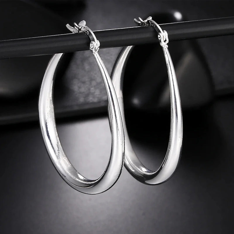 Boucles d'oreilles créoles Bérénice, la paire sur fond noir