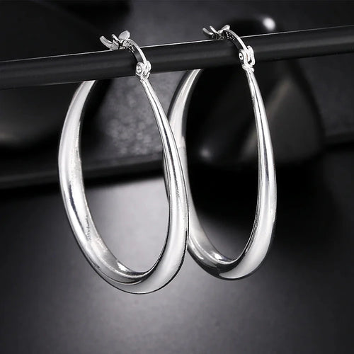 Boucles d'oreilles créoles Bérénice, la paire sur fond noir