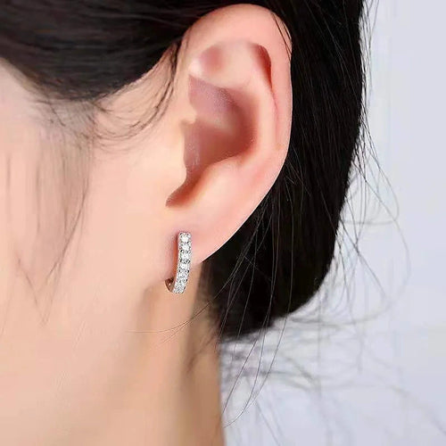 Boucles d'oreilles créoles Blanche, portées en gros plan sur l'oreille
