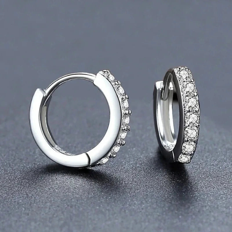 Boucles d'oreilles créoles Blanche, détail du rang de zircons argenté