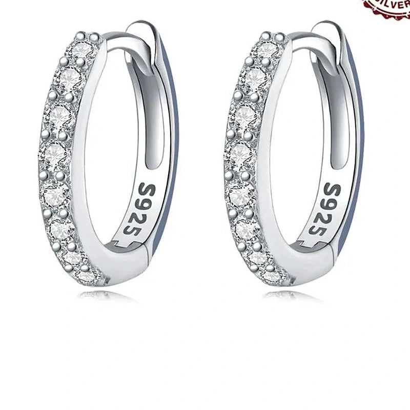 Boucles d'oreilles créoles Blanche, la paire argentée sur fond blanc