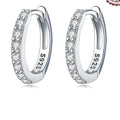Boucles d'oreilles créoles Blanche, la paire argentée sur fond blanc