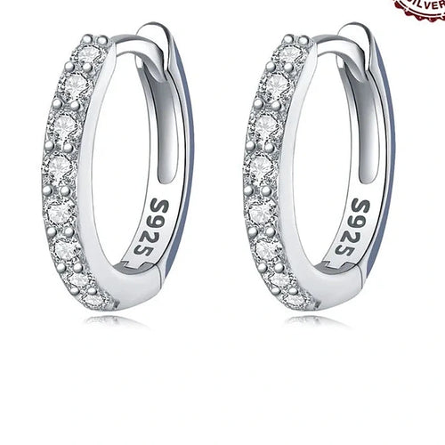 Boucles d'oreilles créoles Blanche, la paire argentée sur fond blanc