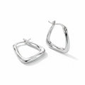 Boucles d'oreilles créoles Garance, la paire argentée sur fond blanc