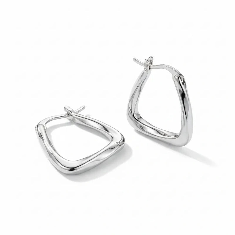 Boucles d'oreilles créoles Garance, la paire argentée sur fond blanc