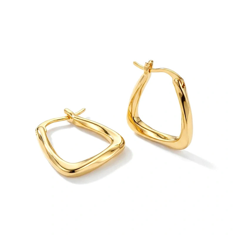 Boucles d'oreilles créoles Garance, la paire dorée sur fond blanc
