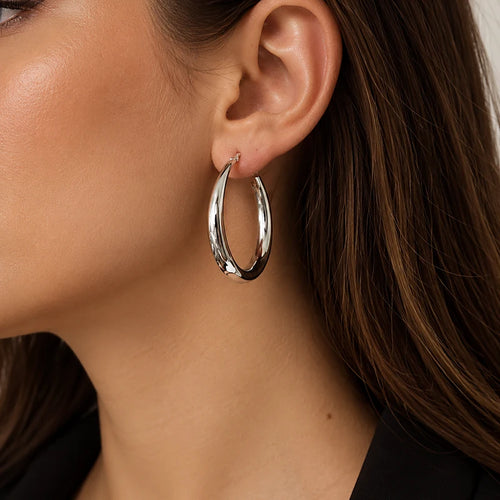 Boucles d'oreilles créoles Hortense, portées en gros plan sur l'oreille