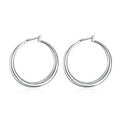 Boucles d'oreilles créoles Hortense, la paire sur fond blanc