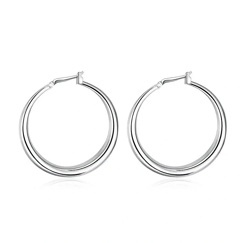 Boucles d'oreilles créoles Hortense, la paire sur fond blanc