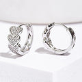 Boucles d'oreilles créoles Joséphine, la paire argentée sur fond blanc