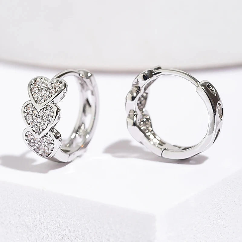 Boucles d'oreilles créoles Joséphine, la paire argentée sur fond blanc