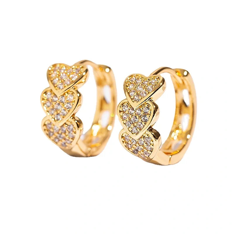 Boucles d'oreilles créoles Joséphine, la paire dorée sur fond blanc