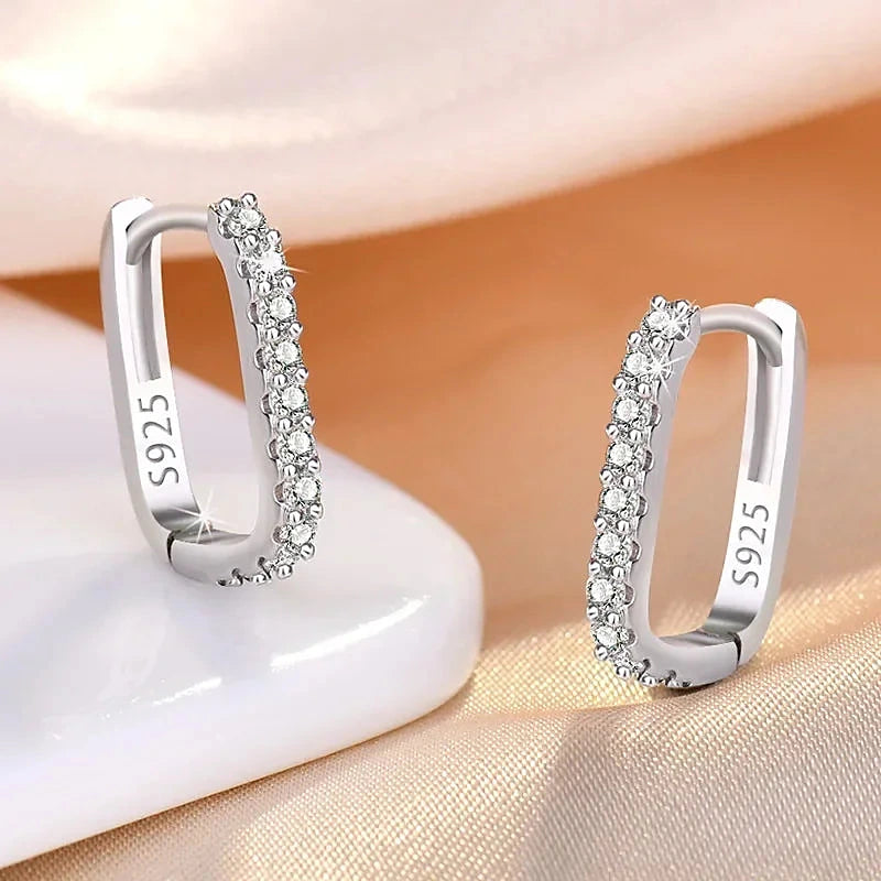 Boucles d'oreilles créoles Léonie, la paire argentée vue de face et de profil