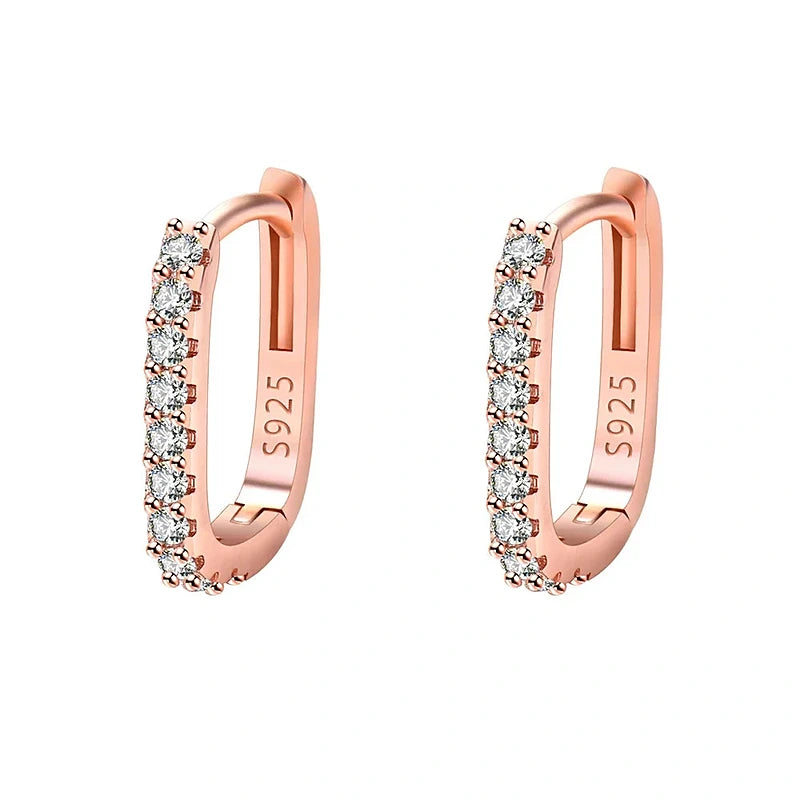 Boucles d'oreilles créoles Léonie, la paire en or rose sur fond blanc