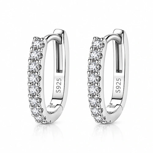 Boucles d'oreilles créoles Léonie, la paire argentée sur fond blanc