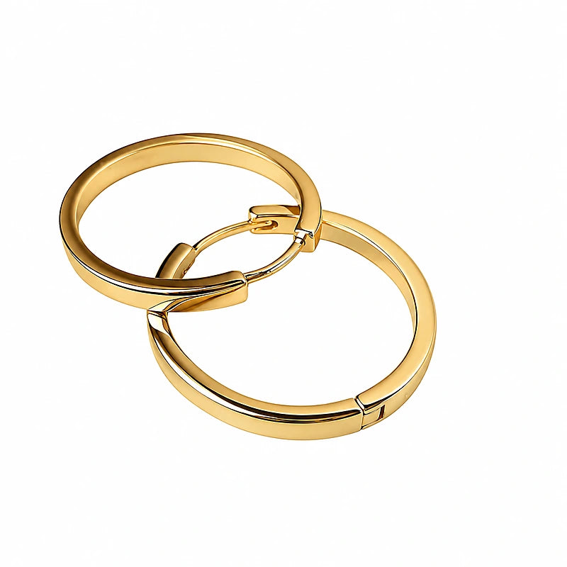 Boucles d'oreilles créoles Manon, la paire dorée sur fond blanc