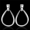 Boucles d'oreilles créoles Mathilde, la paire sur fond noir