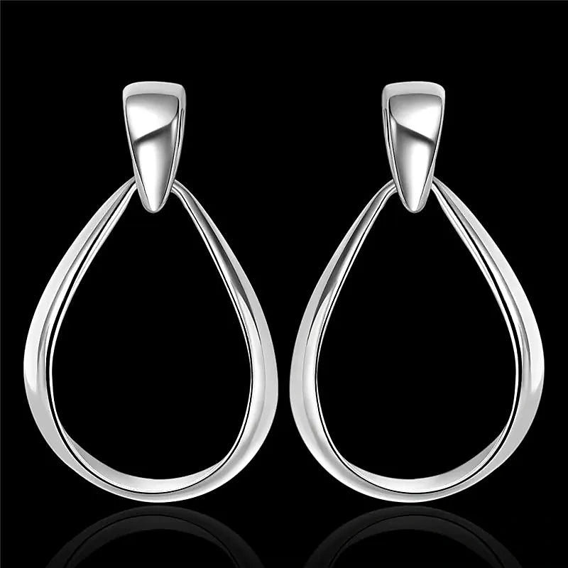 Boucles d'oreilles créoles Mathilde, la paire sur fond noir