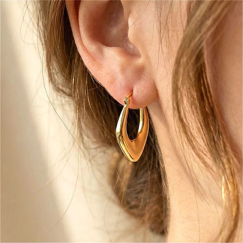 Boucles d'oreilles créoles Roxane, portées en gros plan sur l'oreille