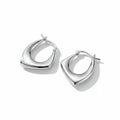 Boucles d'oreilles créoles Roxane, la paire argentée sur fond blanc
