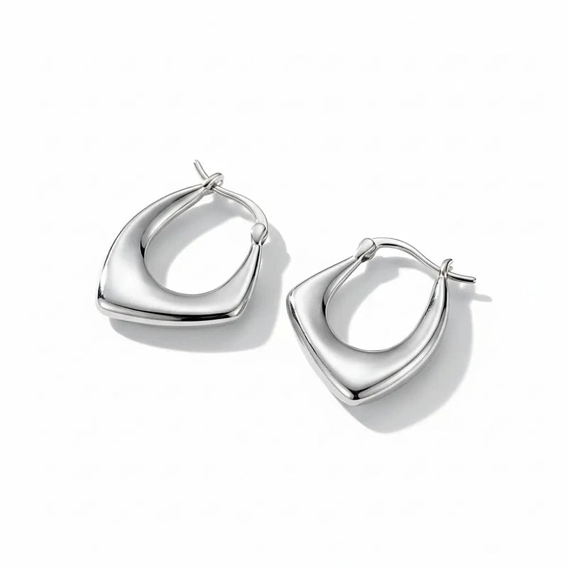 Boucles d'oreilles créoles Roxane, la paire argentée sur fond blanc