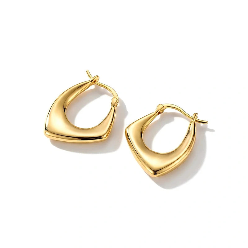 Boucles d'oreilles créoles Roxane, la paire dorée sur fond blanc
