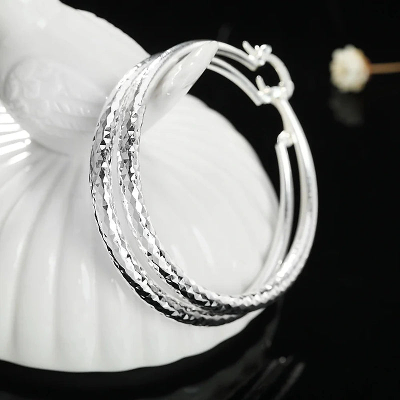 Boucles d'oreilles créoles Séraphine, détail de la surface facettée