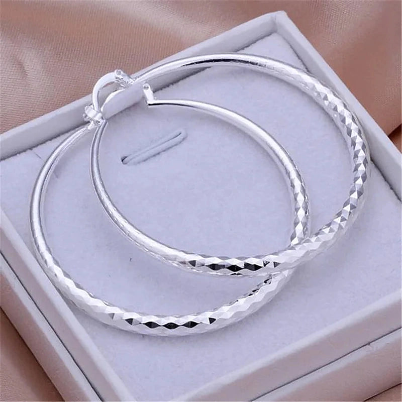 Boucles d'oreilles créoles Séraphine, la paire dans son écrin