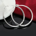Boucles d'oreilles créoles Séraphine, la paire sur fond blanc