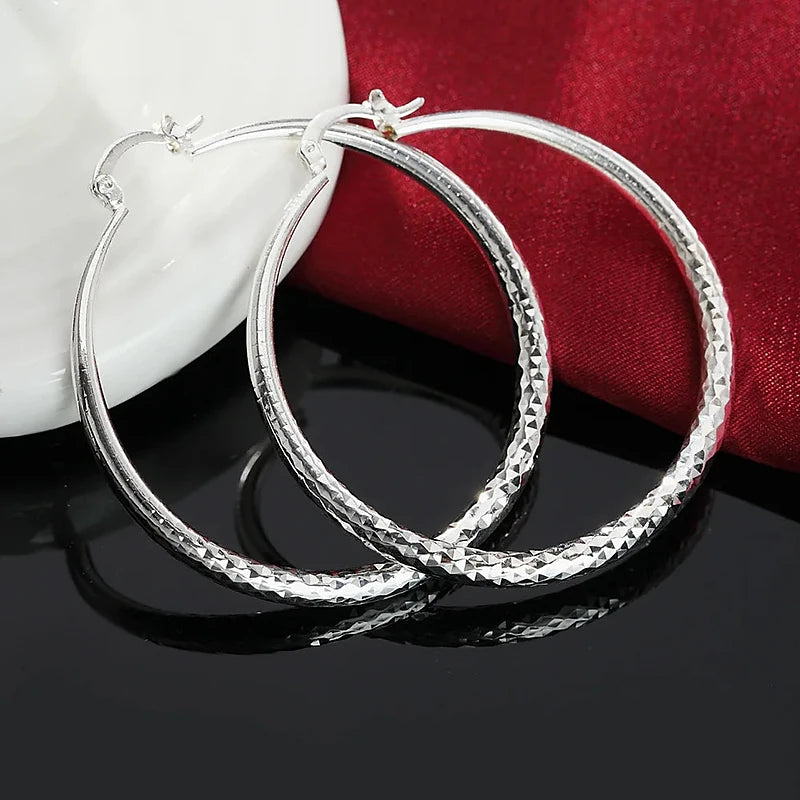 Boucles d'oreilles créoles Séraphine, la paire sur fond blanc