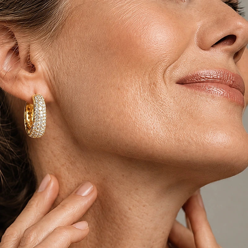 Boucles d'oreilles créoles Sidonie, portées en gros plan sur l'oreille