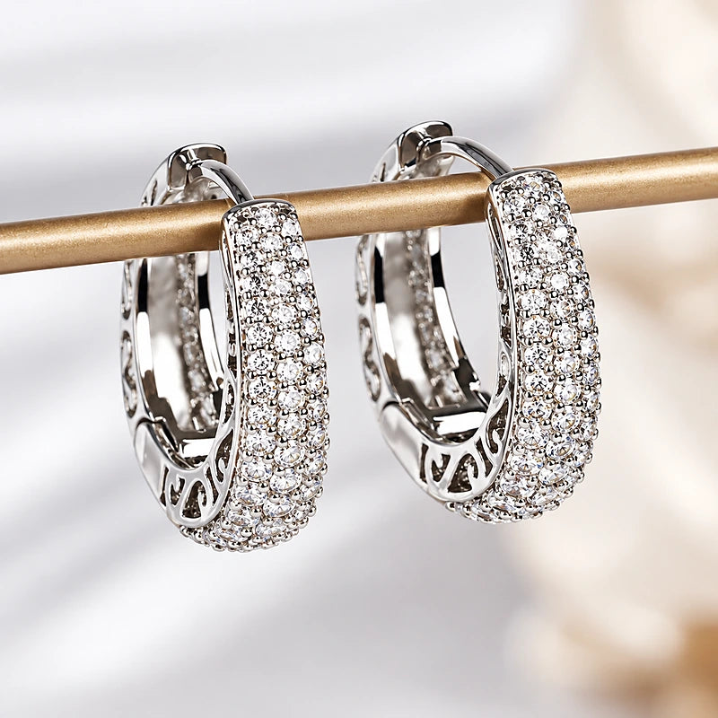 Boucles d'oreilles créoles Sidonie, la paire argentée vue de trois quarts