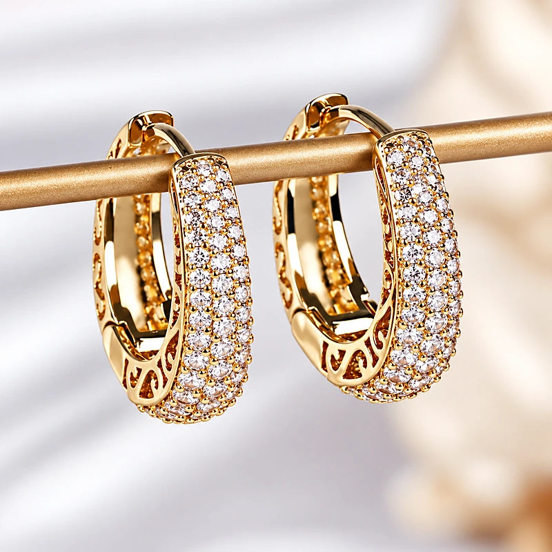Boucles d'oreilles créoles Sidonie, détail du pavage doré et de la dentelle ajourée
