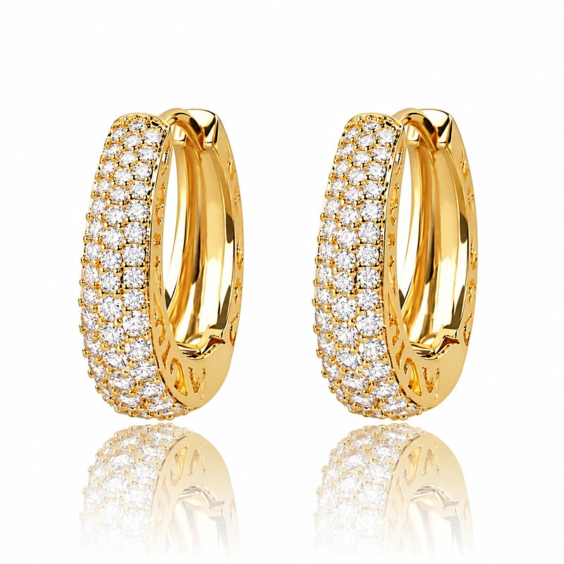 Boucles d'oreilles créoles Sidonie, la paire dorée sur fond blanc