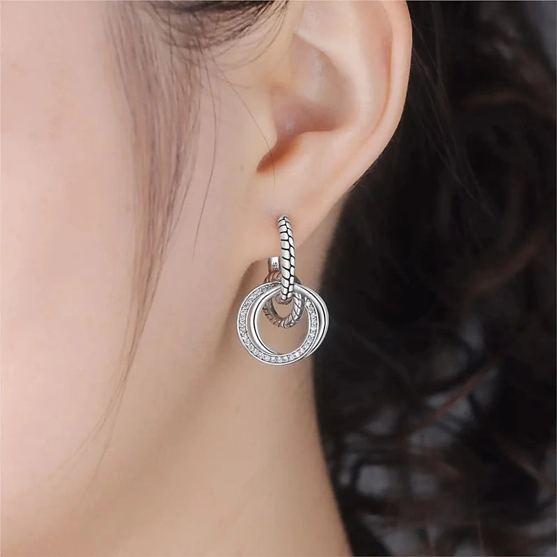 Boucles d'oreilles créoles Solène, portées en gros plan sur l'oreille