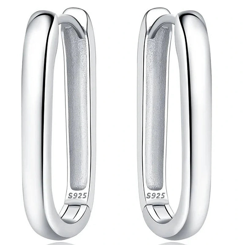 Boucles d'oreilles créoles Victoire, la paire argentée sur fond blanc