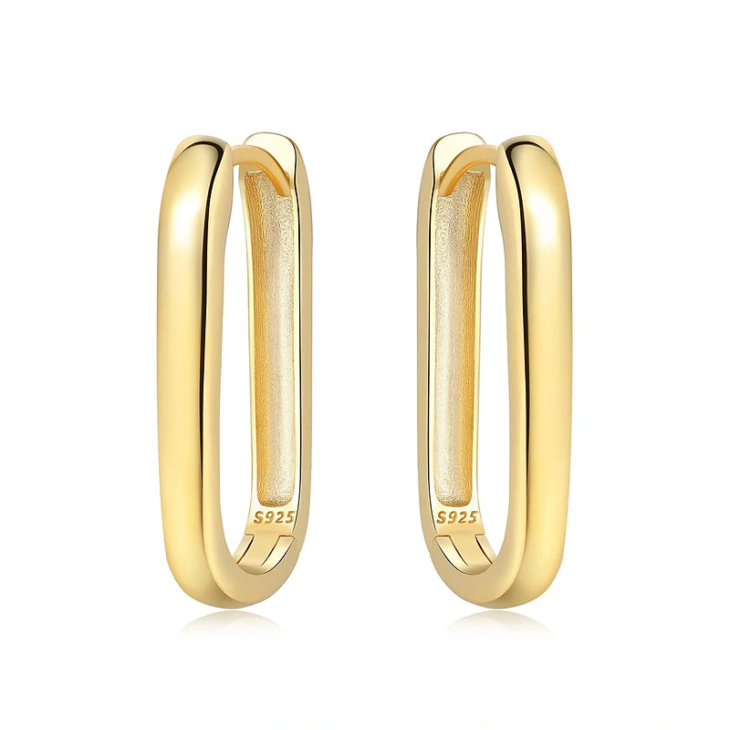 Boucles d'oreilles créoles Victoire, la paire dorée sur fond blanc