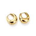 Boucles d'oreilles créoles Vivienne, la paire dorée sur fond clair