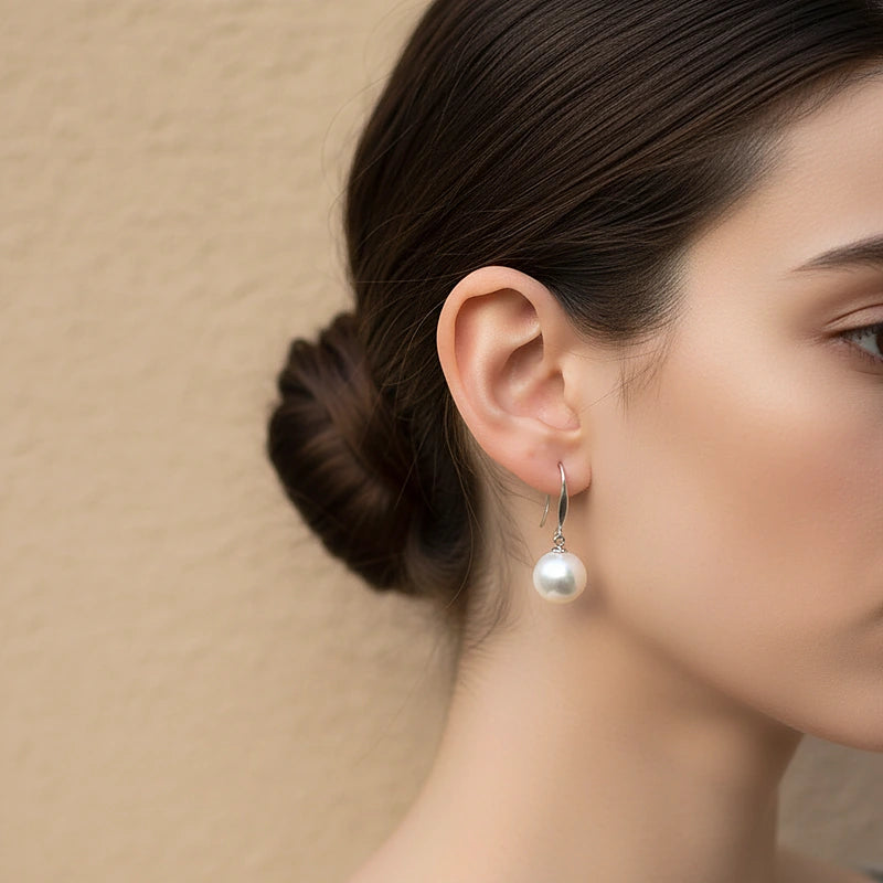 Boucles d'oreilles perles Adèle, portées en gros plan sur l'oreille