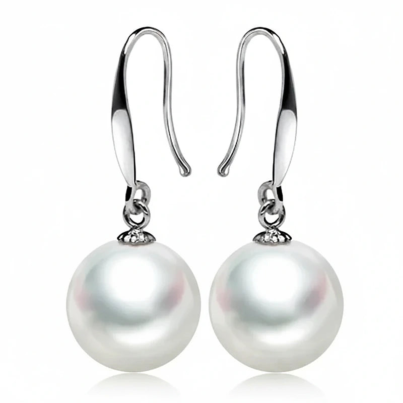 Boucles d'oreilles perles Adèle, la paire sur fond blanc